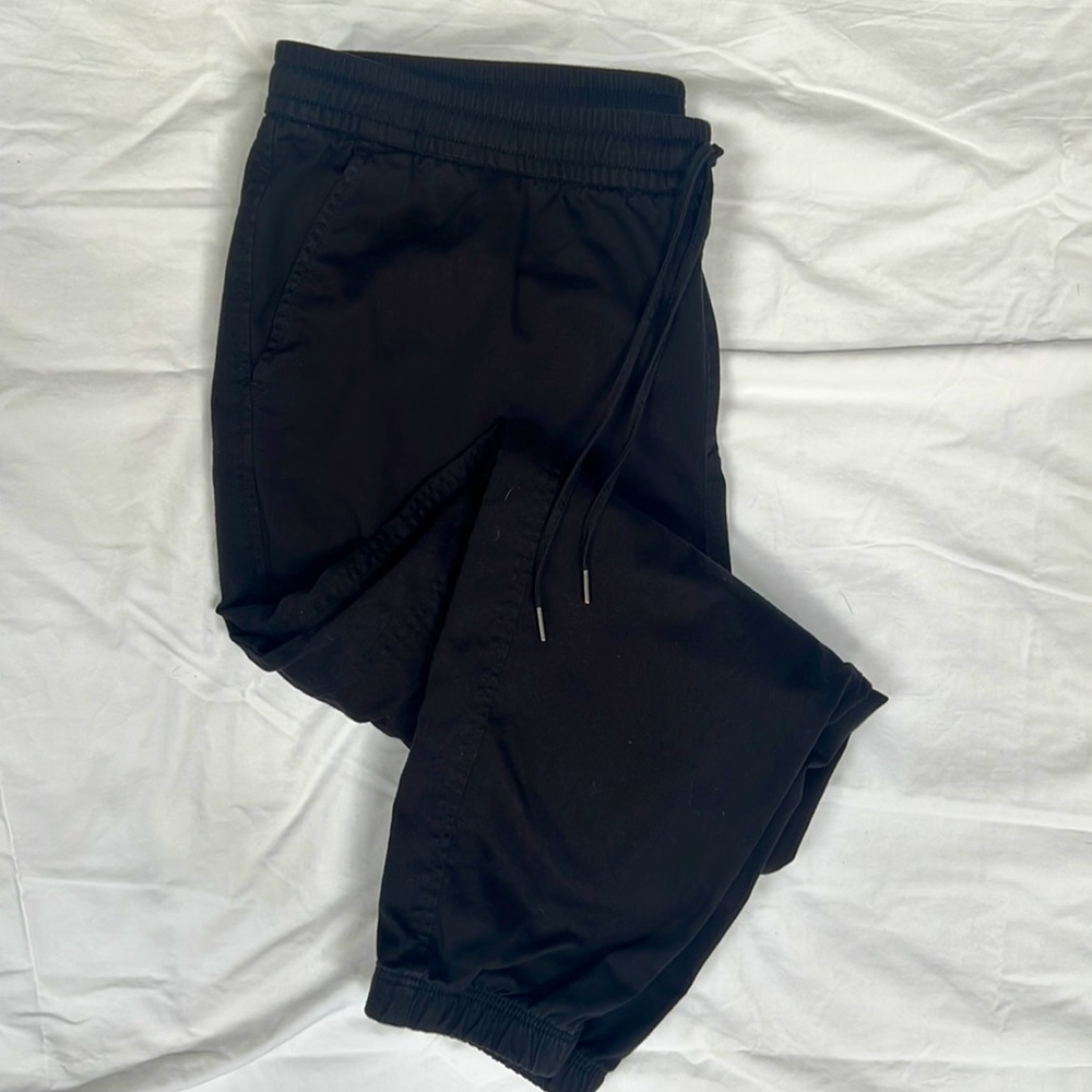 Gap jogger style with elastic cuffed ankle.